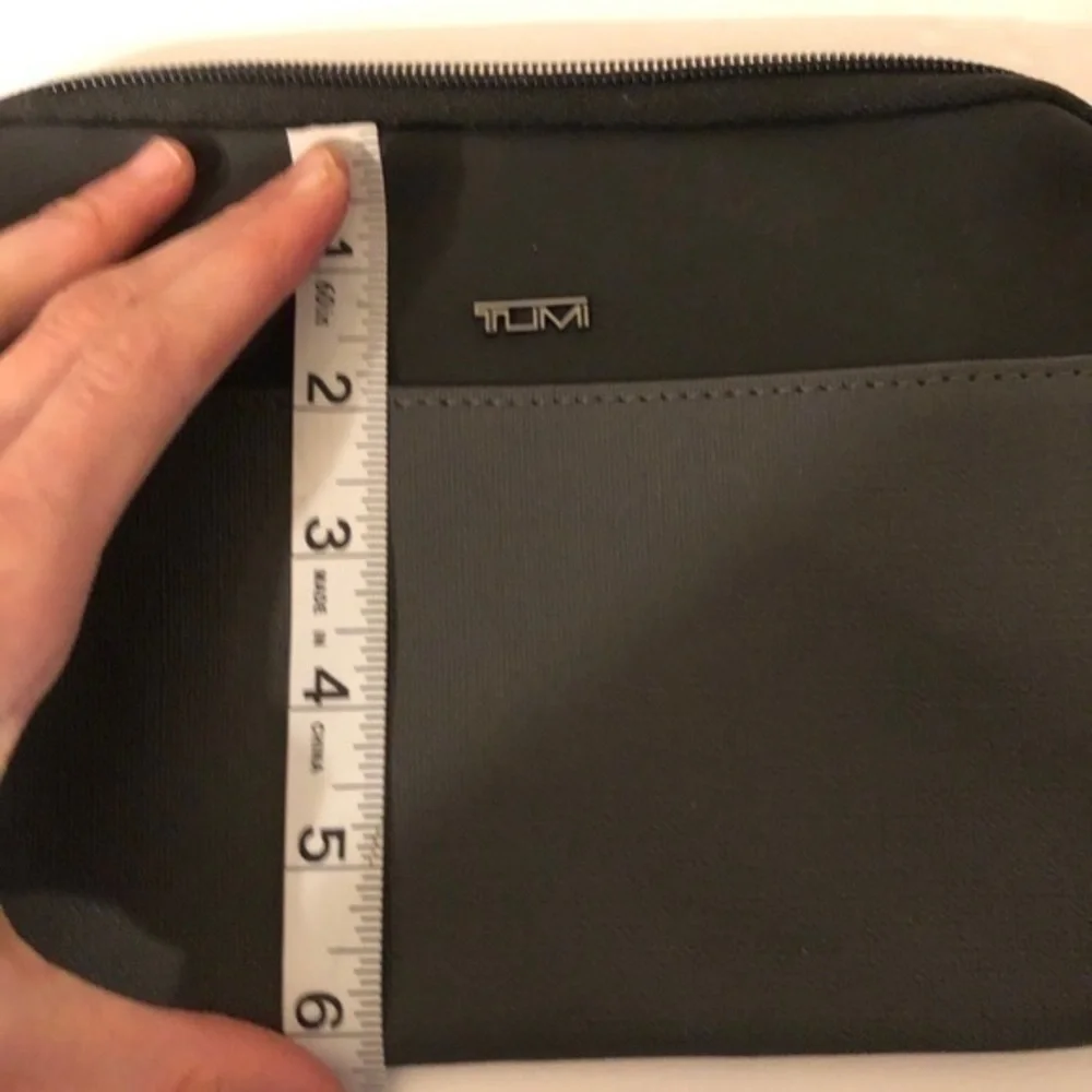 TUMI for Delta unisex toiletry case